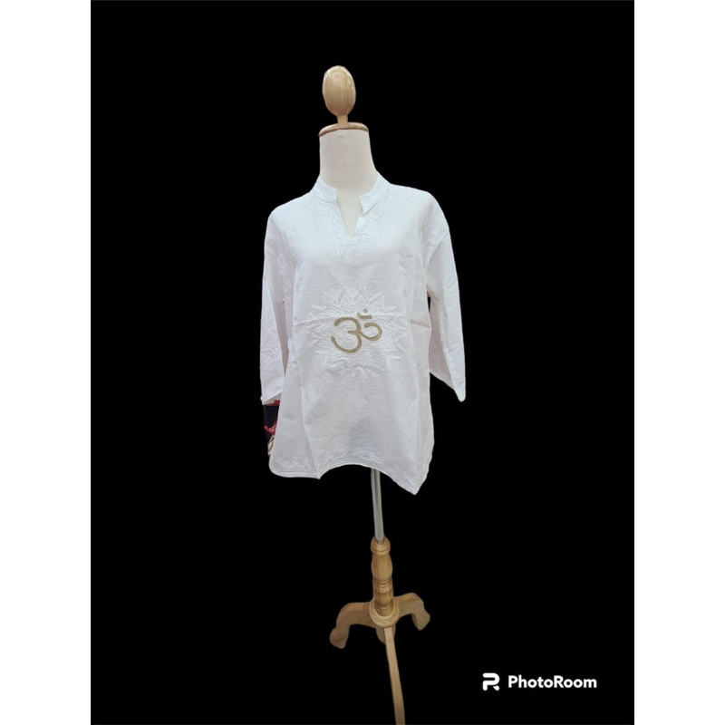 เสื้อเชิ้ตผ้าฝ้ายสีขาวปักโอมสวยงาม แขนยาว. indian OM kurta อก 42-44” ยาว 27-28”. om kurta kurti om r