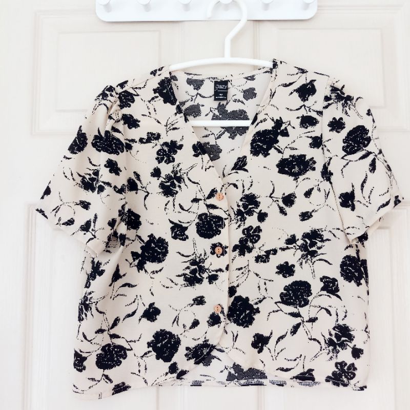 🍒One Friday Shop🍒เสื้อมือสอง แบรนด์ Dazy เสื้อครอป พิมพ์ลายดอกไม้ สภาพดี