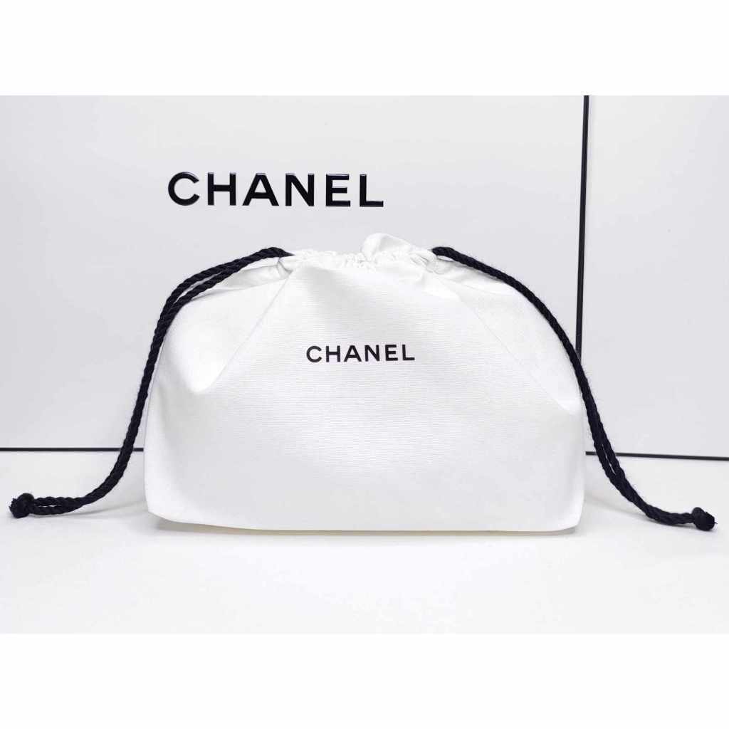 กระเป๋าเครื่องสำอาง Chanel ของแท้💯 ถุงผ้า Chanel Cosmetic Bag Chanel limited GENTLEWOMAN DUMPLING BAG กระเป๋าเกี๊ยว
