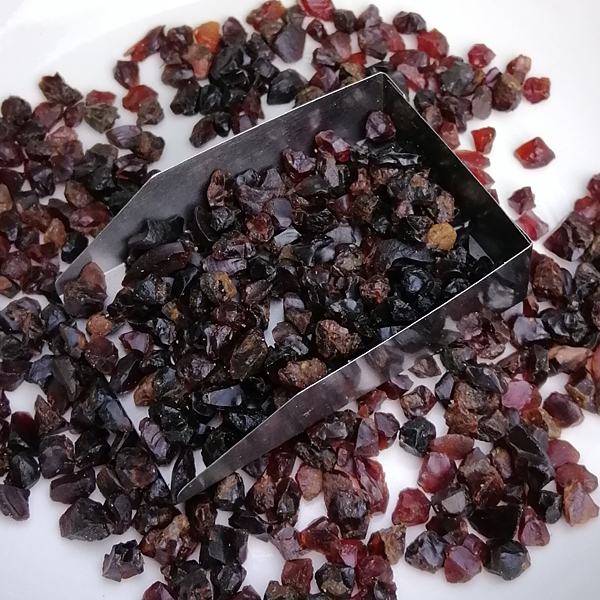 Spessartine Garnet กาเนต น้ำหนัก 30 กรัม พลอยก้อน ดิบ แท้ ธรรมชาติ พลอยแท้ หินแท้ หินอัญมณี