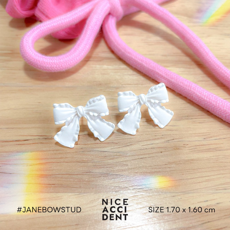 NICE ACCIDENT Jane White Bow Stud Earrings | ต่างหูโบว์สีขาวน่ารัก