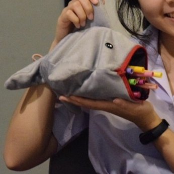 งาน Handmade กระเป๋าพี่ฉลาม 🦈 พี่ฉลาม ที่เราอยากให้เป็นอะไรก็ได้ เป็นกระเป๋าดินสอก็ได้ เป็นกระเป๋าเครื่องสำอางค์ก็ดี