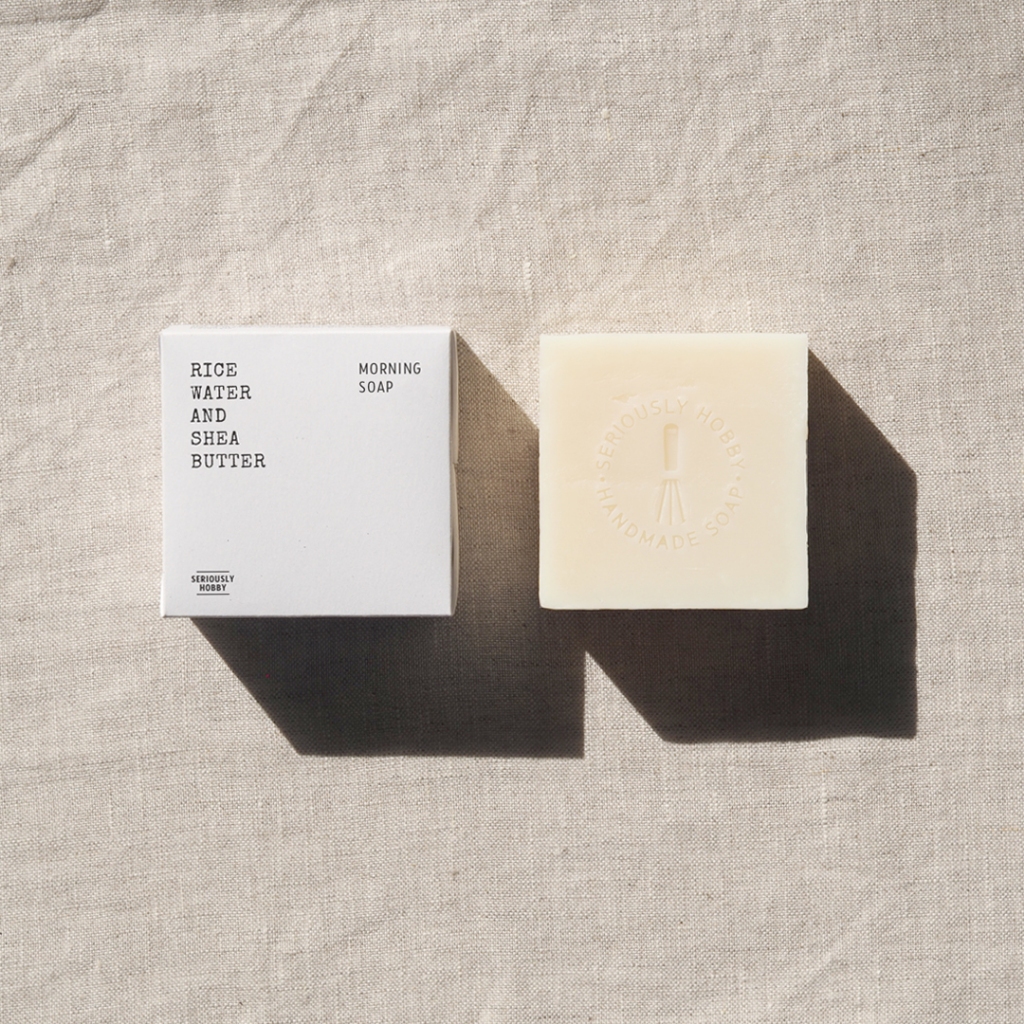01 ‘MORNING SOAP’ / สบู่น้ำมันมะกอกน้ำซาวข้าวและเชย์บัตเตอร์ สำหรับล้างหน้า