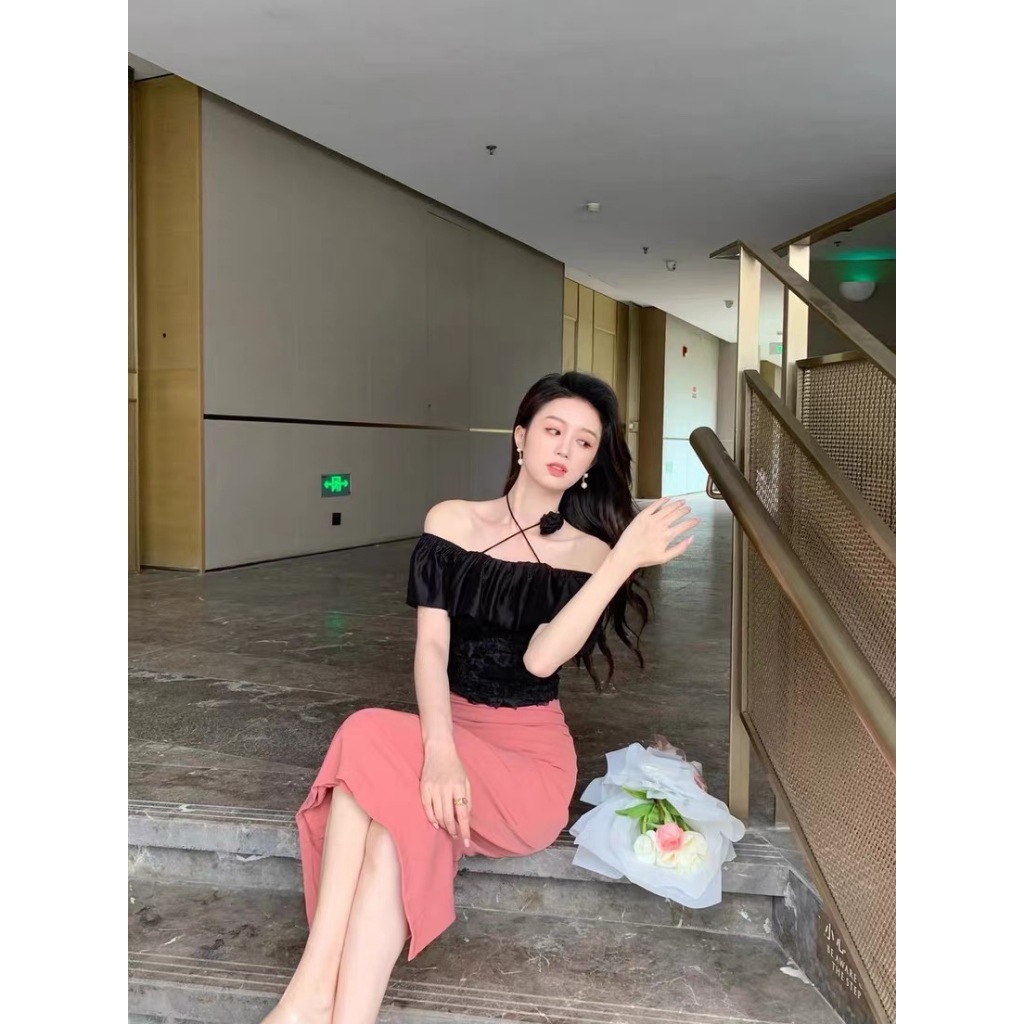 Cicishop(XS937)เสื้อครอปเปิดไหล่ ดีเทลสายคล้องคอประดับดอกไม้ แต่งฉลุ ระบายรอบอก สไตล์สาวหวาน - รูปที่ 2