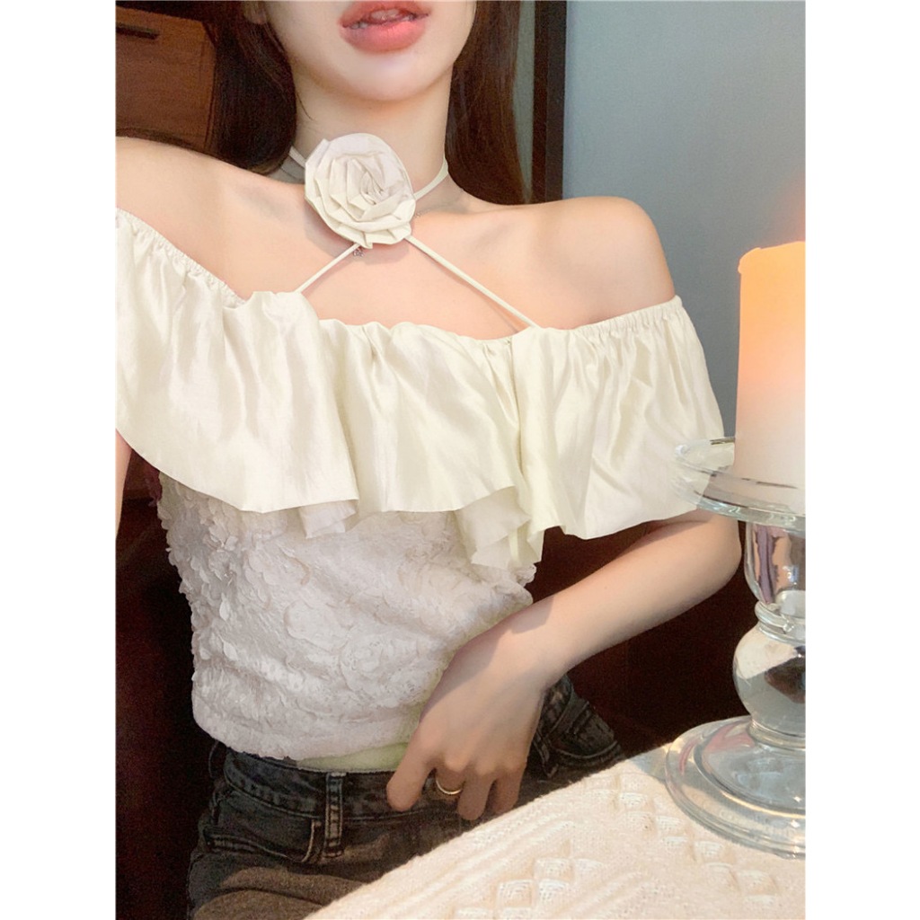 Cicishop(XS937)เสื้อครอปเปิดไหล่ ดีเทลสายคล้องคอประดับดอกไม้ แต่งฉลุ ระบายรอบอก สไตล์สาวหวาน - รูปที่ 6