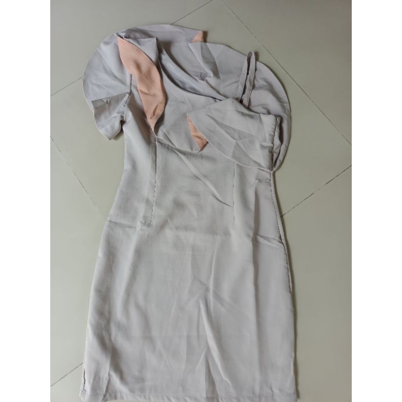 เดรสเทา​ ทูโทน​ ไหล่เฉียง​ ระบายรอบคอแขน​ แขนระบาย2ชั้น​ ด้านในสีส้มโอรส​ แบรนด์​ La​Mingnonne ไซส์S