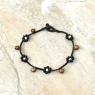 สร้อยข้อเท้า สร้อยข้อมือ ลายดอกเดซี่่ ร้อยสลับกระดิ่ง งานแฮนด์เมด เชือกเทียน โบโฮ โบฮีเมียน เรกเก้ Handmade Anklet