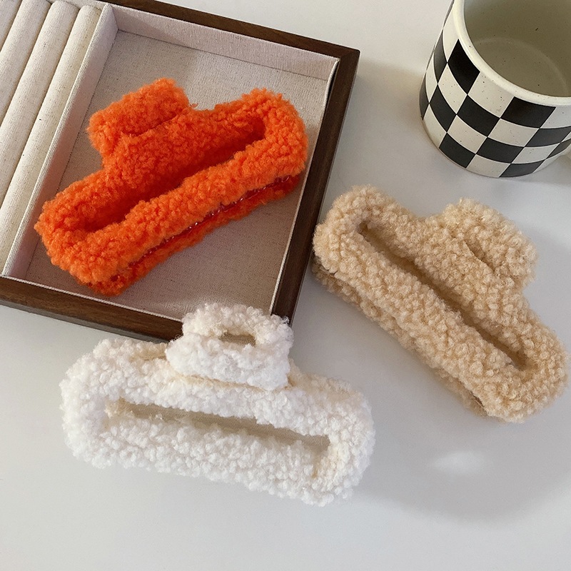 Wool Clip กิ๊บหนีบผมผ้าวูลขนฟู ขนาดใหญ่ 14cm. เก็บผมได้เยอะ หนีบแน่น ใหญ่สะใจ กิ๊บติดผม กิ๊บผม กิ๊บเกาหลี