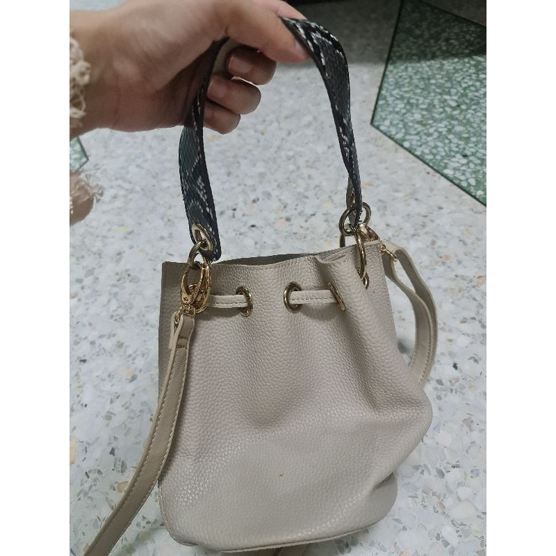 กระเป๋าหนัง ทรงขนมจีบ สีเทาอมเบจ แบรนด์ Rooty