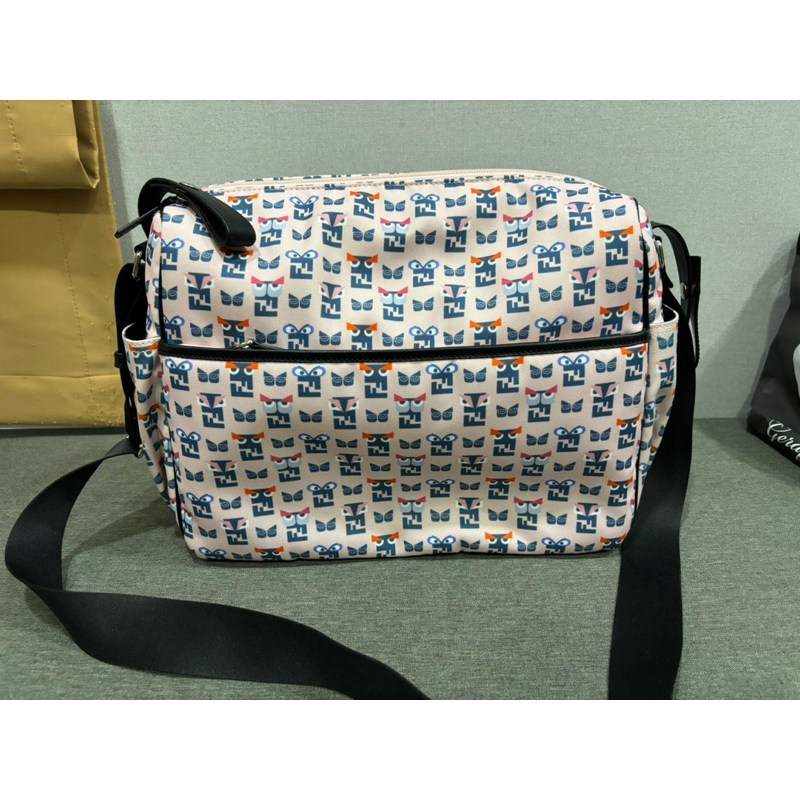 กระเป๋านมคุณแม่ยี่ห้อ fendi แท้มือสอง ซื้อจาก ต่างประเทศ ไม่มีตำหนิ