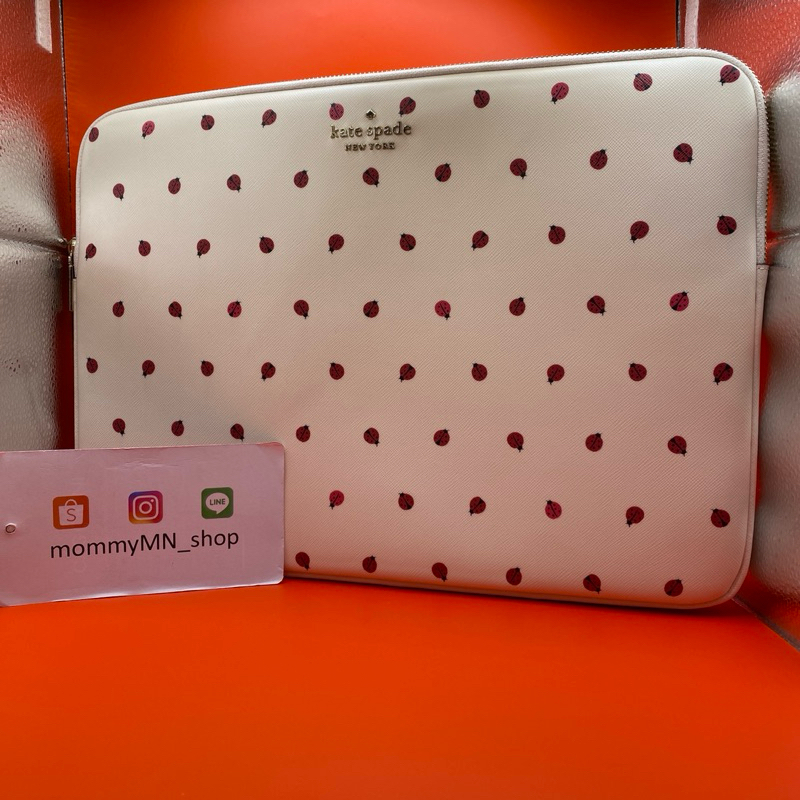 คุ้มมาก🔥ถูกกว่าในช้อป New Kate Spade กระเป๋าใส่โน๊ตบุ๊ค รุ่น Staci Ladybug Laptop Sleeve