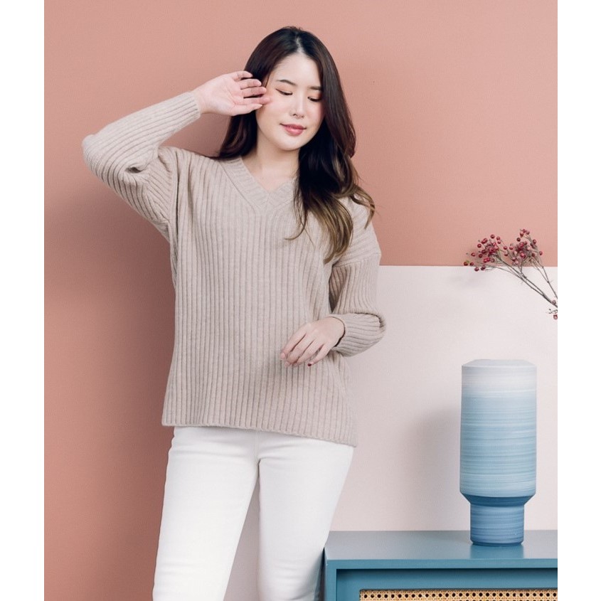 SNOWCOVER - SC161 Mona Sweater เสื้อไหมพรมคอวีน่ารัก ผ้าหนานุ่มใส่สบาย ใส่แล้วดูผอม