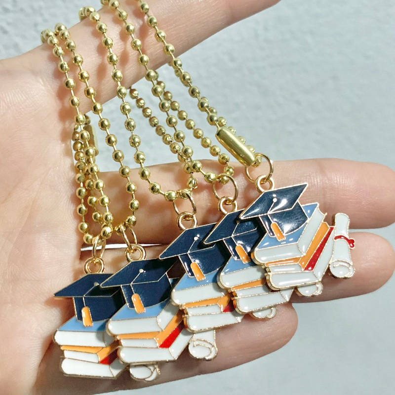 พร้อมส่ง (ราคาต่อ 1 ชิ้น) พวงกุญแจ รูปหมวกปริญญากับหนังสือ ปัจฉิม