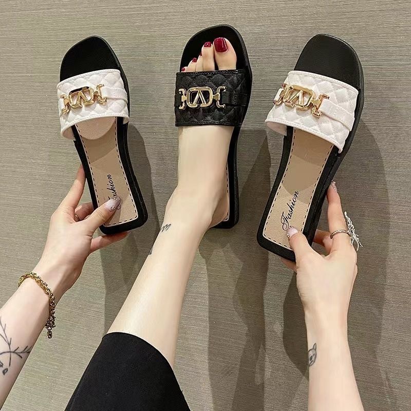 รองเท้ารุ่นใหม่ รองเท้าแตะแต่งโซ่แฟชั่น ส้นแบน พื้นนุ่ม นุ่มใส่สบาย （แนะนำให้ซื้อเพิ่ม1เบอร์)