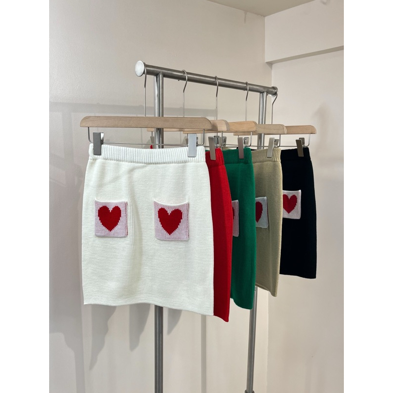 mini heart skirt กระโปรงไหมพรมเเต่งกระเป๋ารูปหัวใจ น่ารักมาก