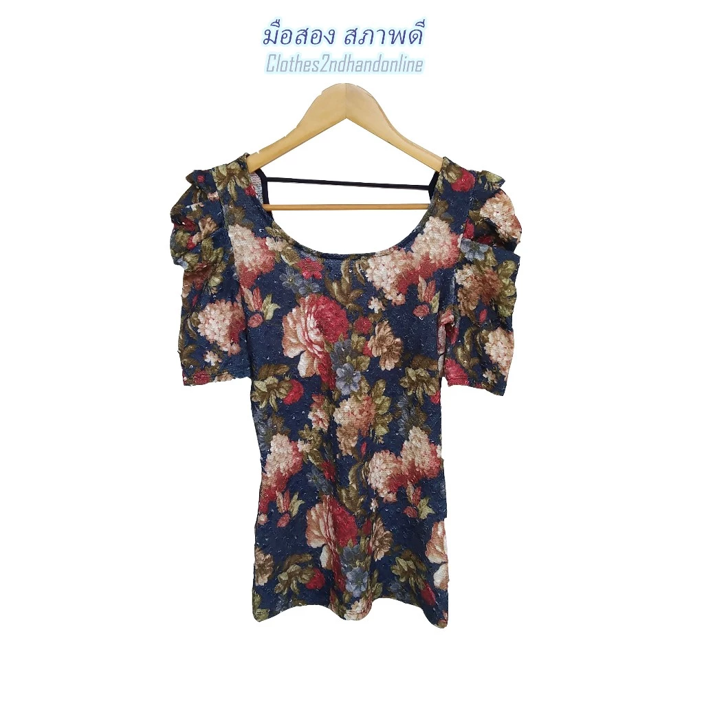 เสื้อมือสอง อก 28-30 นิ้ว คอกว้าง หลังวี ลายดอกไม้ ติดเลื่อม แขนตุ๊กตา - รูปที่ 1