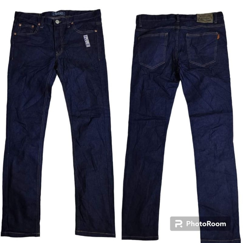 ยีนส์ชายมือสอง DESIGN WORKS ผ้ายีนส์ยืดน้อยสีเข้มใหม่250฿  เอว34 ยาว41 ปลายขา6.5 รหัส C.292