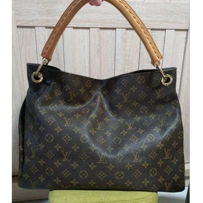 กระเป๋าหนัง LV รุ่น Artsy GM Monogram Canvas ใหม่ หนังสวย ใบใหญ่ 16 นิ้ว ขาย 650 บาทค่ะ