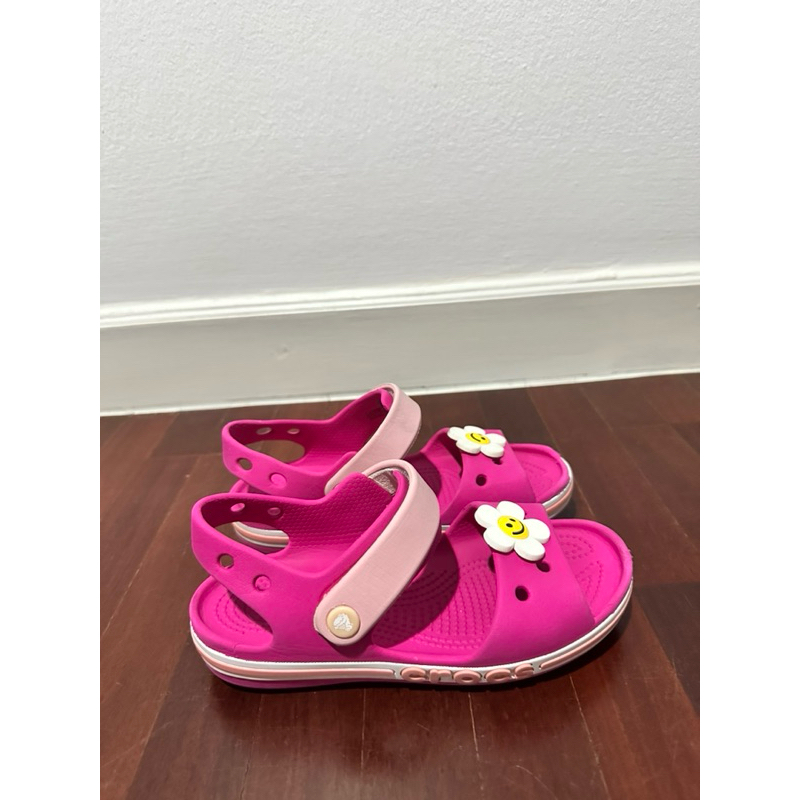 รองเท้าแตะรัดส้นเด็ก Crocs สีชมพูสดใส มีดอกไม้น่ารักมากก