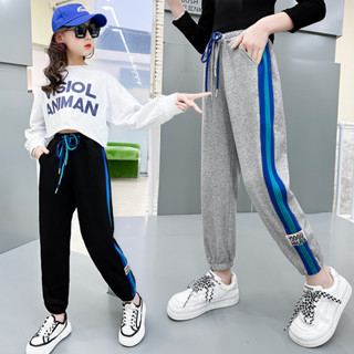 กางเกงขายาวเด็กผู้หญิงมีเชือกมีกระเป๋าสองข้างลายน้ำเงินตัดข้…