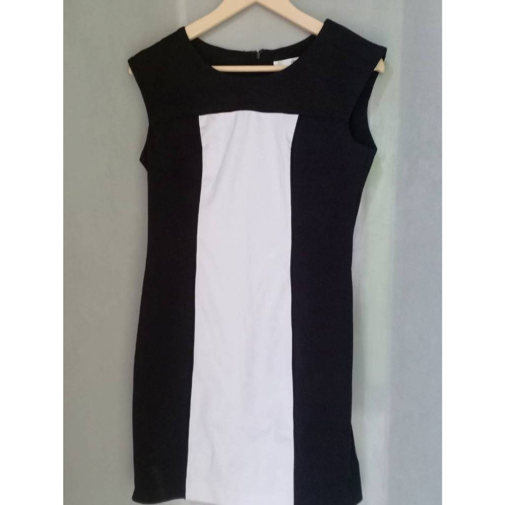 AAถ363(ถดชั้นเหล็ก1)#เดรสตัวสั้นแขนกุดแต่งสีทูโทรขาวดำแขนกุดงานป้าย HERE's ผ้าหนายืด รอบอก :30" รอบเ