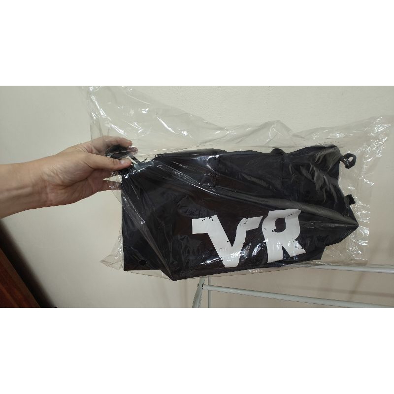 กระเป๋าสะพายข้าง  Valentino Rudy essential duffle bag สีดำ