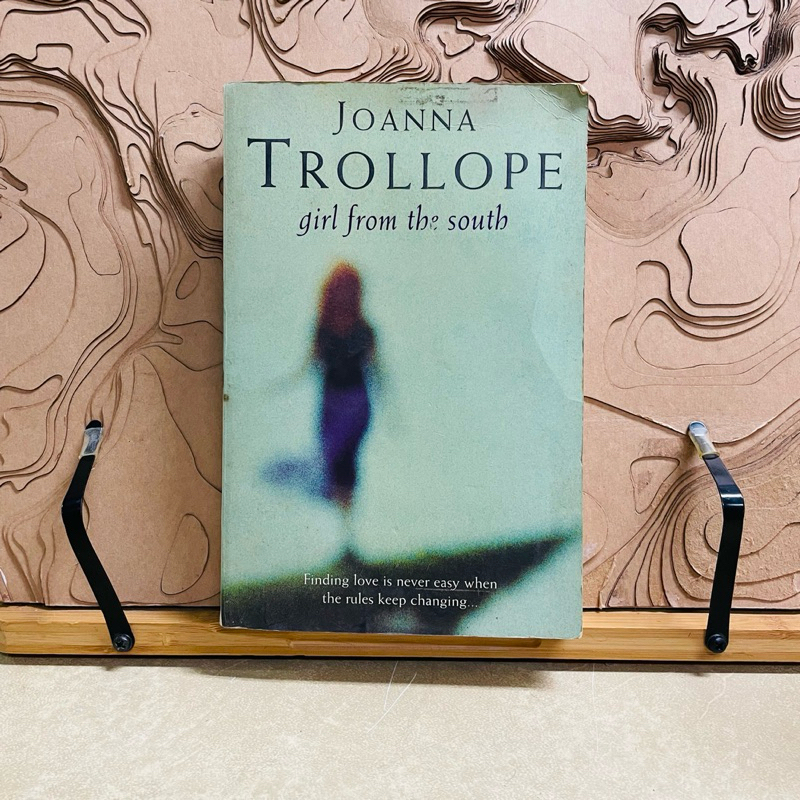 ค569 JOANNA TROLLOPE girl from the south Finding love is never easy when the rules keep changing...