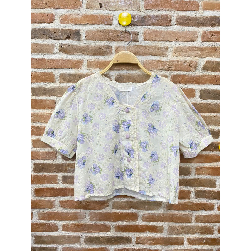 เสื้อเชิ้ตลูกไม้ลายดอก