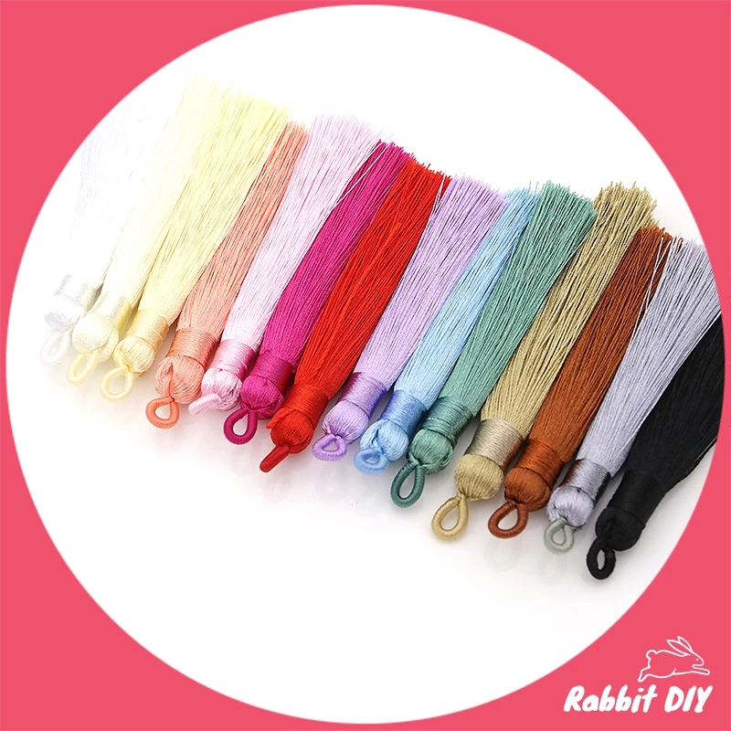 พู่ไหม ด้ายมัน ห่วงพันด้วยด้ายสีเดียวกัน ขนาด 8 ซม. มีหลายสี (แพ็ก 4 ชิ้น)