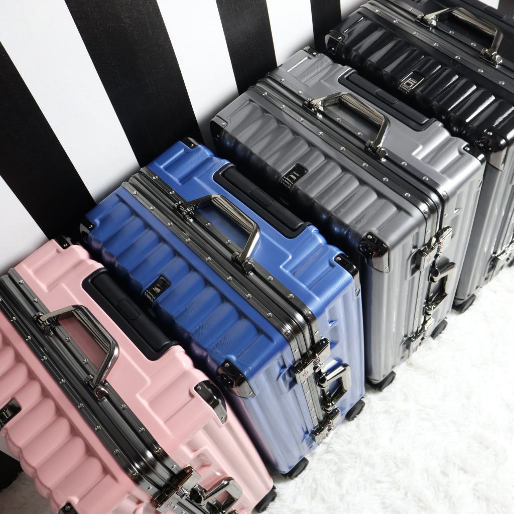 Traveler กระเป๋าเดินทาง ขนาด 20 และ 24 นิ้ว กระเป๋าเดินทางล้อลาก รุ่น T22 Aluminium วัสดุอลูมิเนียมแท้ 100 % นั่งได้