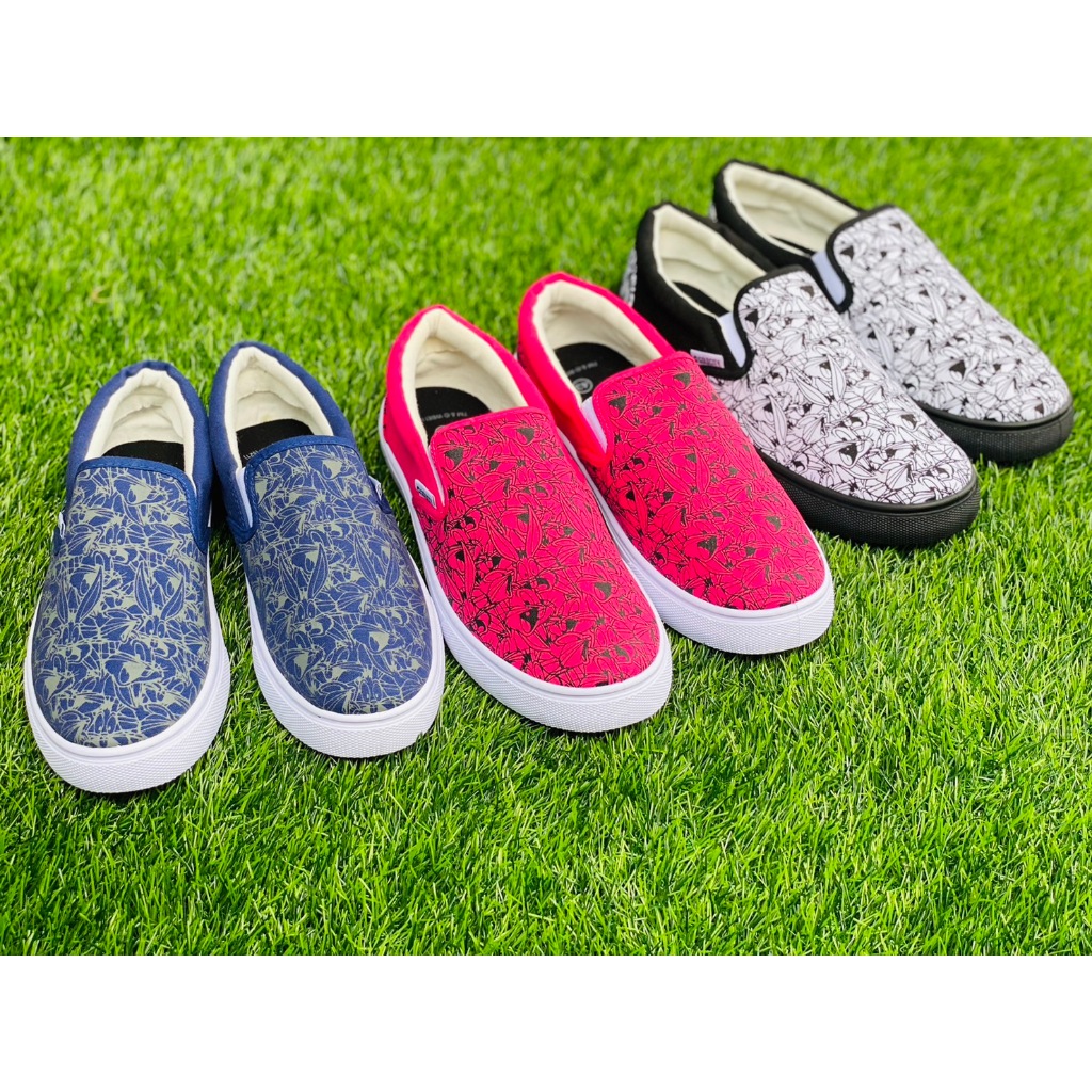 รองเท้าผ้าใบสลิปออน แบบสวม แฟชั่น ลายการ์ตูน น่ารัก Gold city (ลูนี่ตูน) 💯