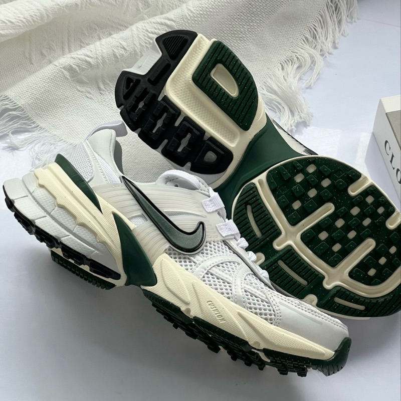 (สินค้าพร้อมส่ง)Nike V2K Run White Fir (W) เขียว ของแท้ 100%