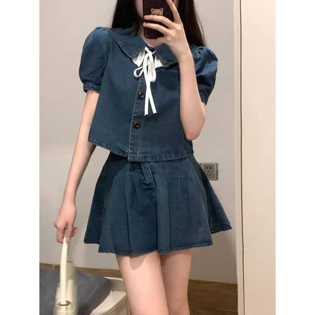 maoziicute🧸[พร้อมส่ง]เซ็ทยีนส์เสื้อคอบัวตกแต่งคอบัวขาวและกระโปรง(A57)