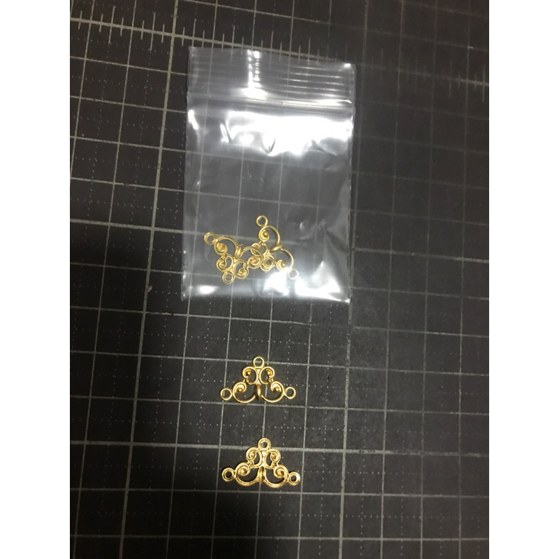KHMรหัส542 แผ่นโลหะฉลุสีทอง ขนาด 19*12มิล 2 ชิ้น ราคา 12 บาท