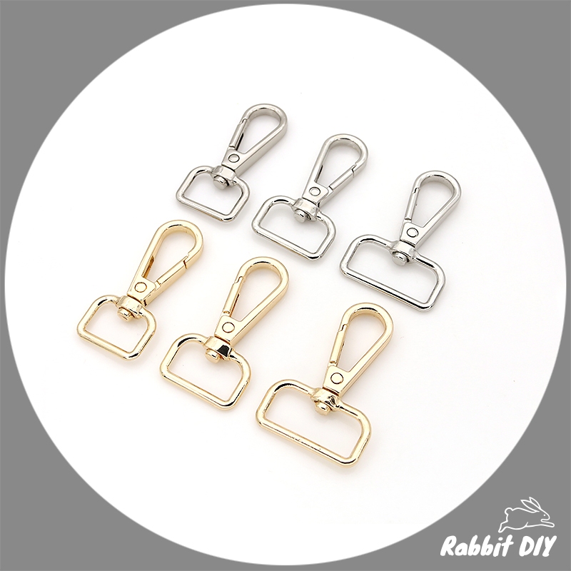 ตะขอก้ามปู แบบแบน ห่วงด้านล่าง รูปตัวยูคว่ำ มี 3 ขนาด ยาว 4.8 ซม. ทำ สายคล้องกระเป๋า (แพ็ก 2 ชิ้น)