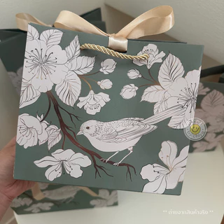 •พร้อมส่ง• ถุงกระดาษ ถุงของขวัญ ลายนก โทนสีเขียว พร้อมโบว์ผูก