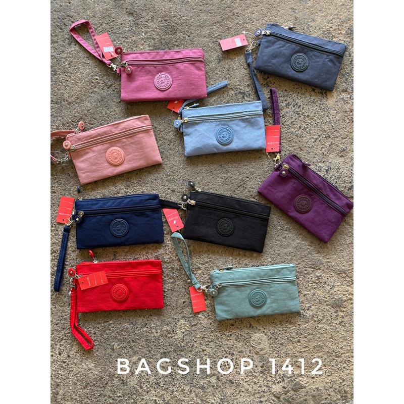 กระเป๋าคล้องมือ ซิปสองช่อง ใส่ I phone ได้ค่ะ