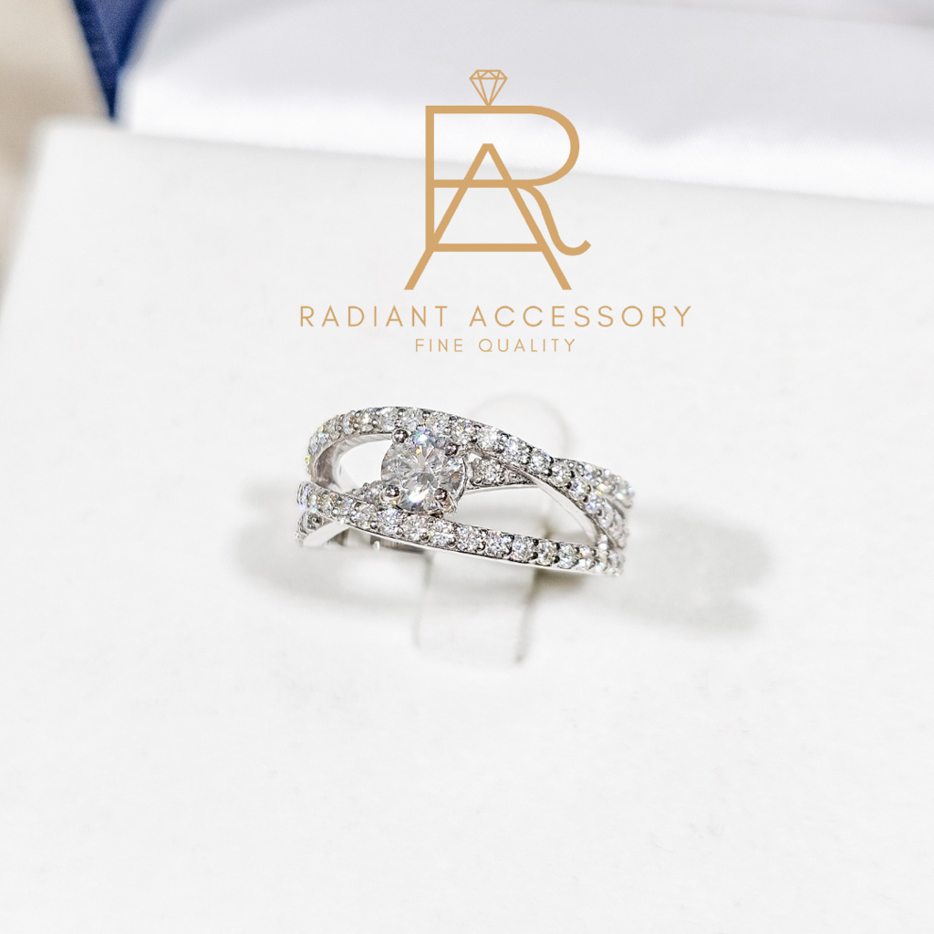 แหวนเงินแท้ ฝังเพชร Moissanite 0.5 กะรัต และบ่าข้าง แบบก้านแถวไขว้ ชุบทองคำขาว
