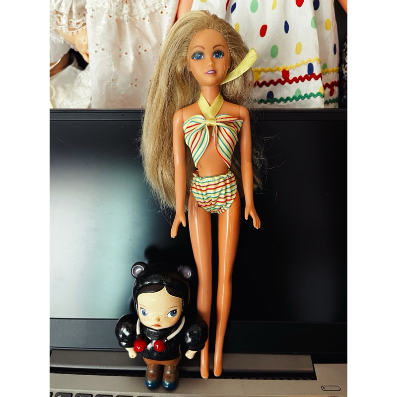 ตุ๊กตาหุ่น Barbie ผิวสีแทนอ่อน หน้าสวย ผมต้องสระเพิ่มนิด ไม่มีปั๊มแบรนด์ ไปพร้อมชุดที่ใส่ ขายราคาถูก