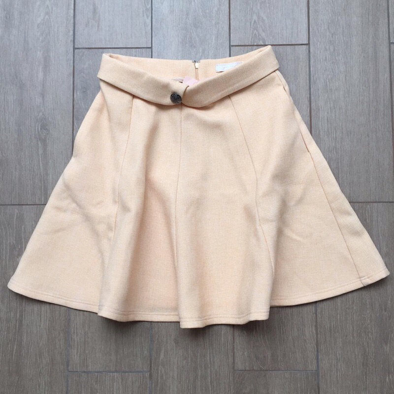 กระโปรง แบรนด์ Lynaround ที่กระดุมมีลาย Lyn around ของแท้ สีส้ม ทรงเกาหลี สวยมาก มือ 1 ซื้อมาจาก sho