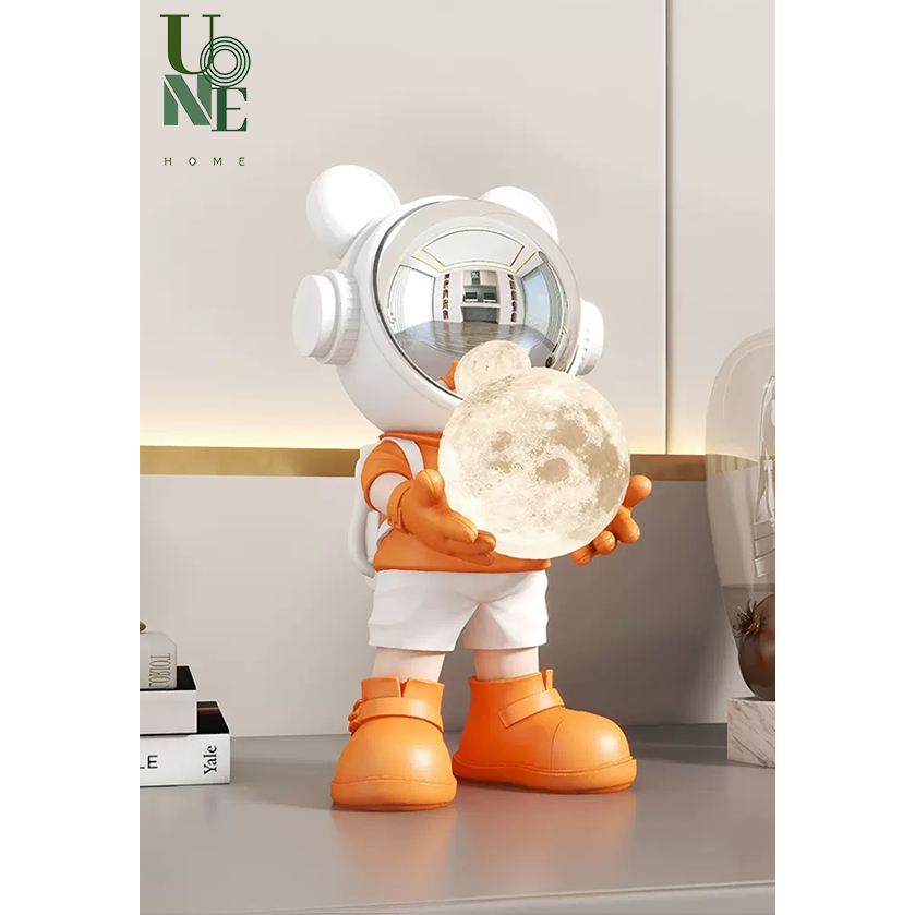 UoneHome พร้อมส่ง H132 ของแต่งบ้าน โมเดลน้องหมีนักบินอวกาศ ถือดวงจันทร์ ขนาดกลาง รูปปั้นเรซิน ดีไซน์เก๋ ของขวัญ