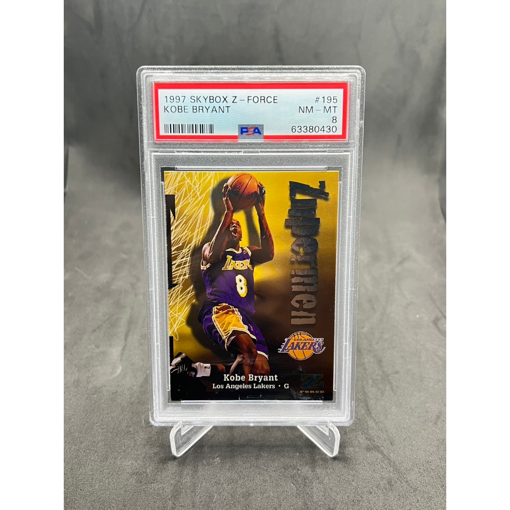การ์ดบาสเกตบอล 1997 Skybox Z- Force /Kobe Bryant #195 (NM-MT PSA 8) Basketball Card + FREE GIFT