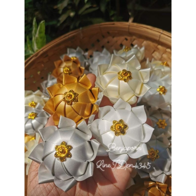 พร้อมส่ง! เหรียญ​โปรย​ทาน​ดอก​บัว​บานเล็กคละสีทอง​ เงิน​ ครีม​ ขาว งานตัวเปล่า