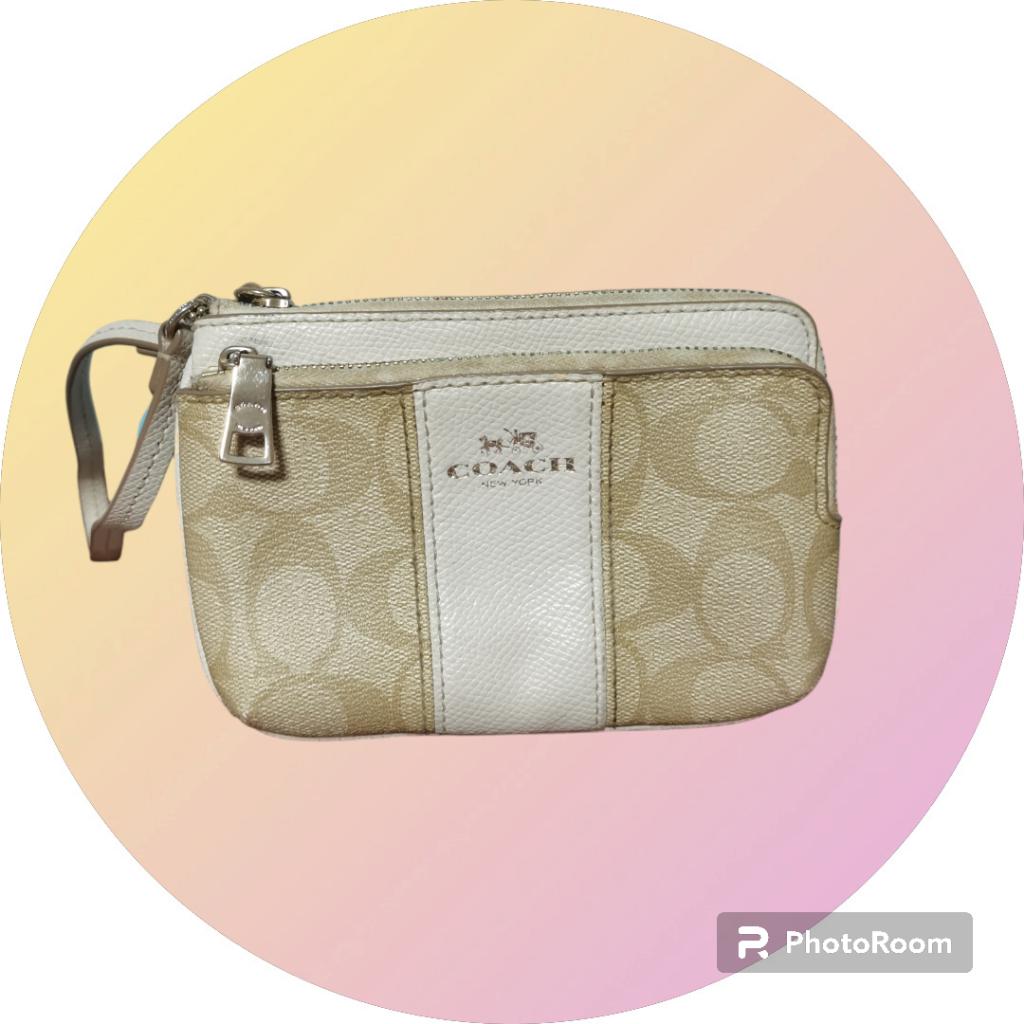 กระเป๋าคล้องมือ COACH แท้ 2 ซิป Coated Canvas ลาย Signature สีขาว (มือสอง, ยาแนวขาดเล็กน้อย มีรอยเปื