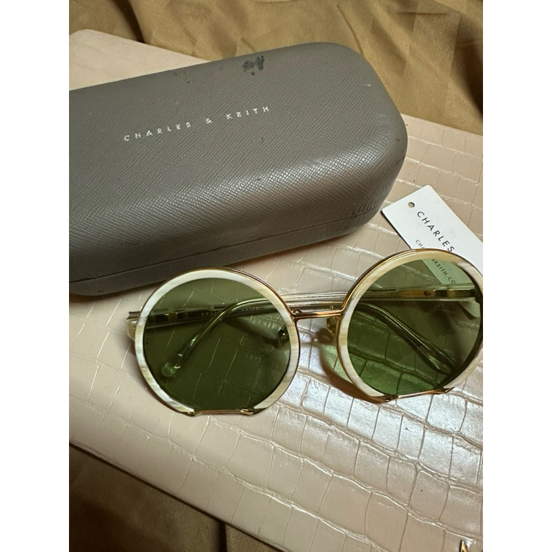แว่นตากันแดด Charles and Keith