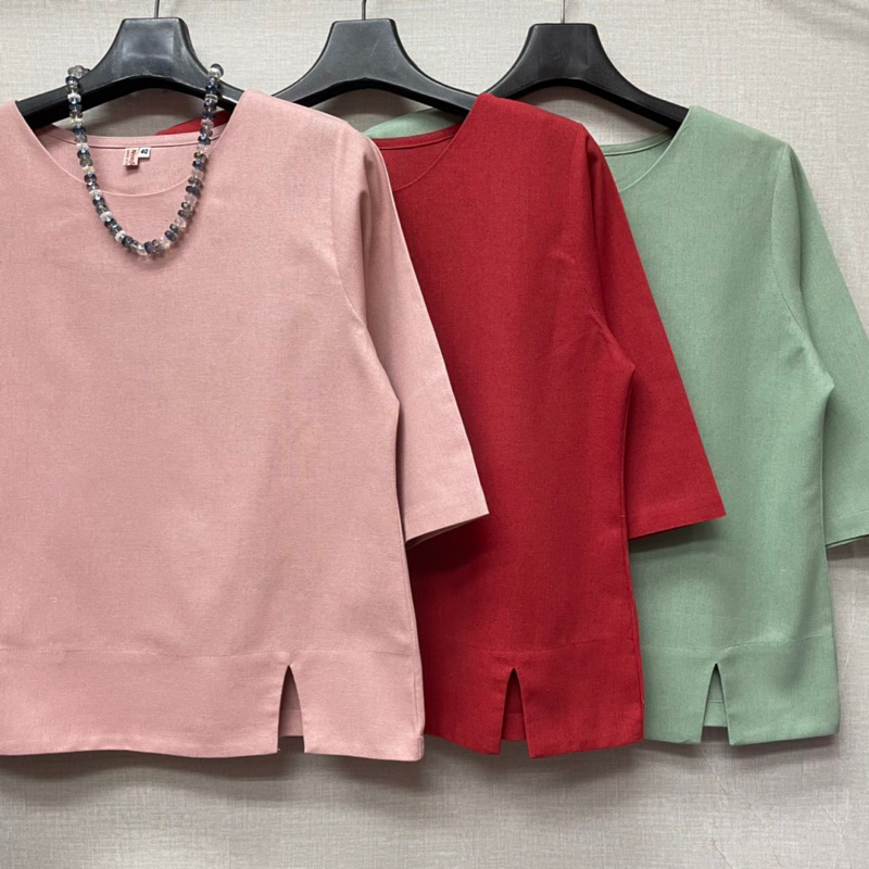 ลินินฝ้าย100% คอกลมแขนสามส่วนผ่าหน้าเพื่อความสวยเก๋ ผ้าพื้นเมือง เสื้อผ้าOTOP สวมใส่ได้ทุกฤดูกาล ผ้าไม่ยืดไม่ย้วยสีไม่ตก