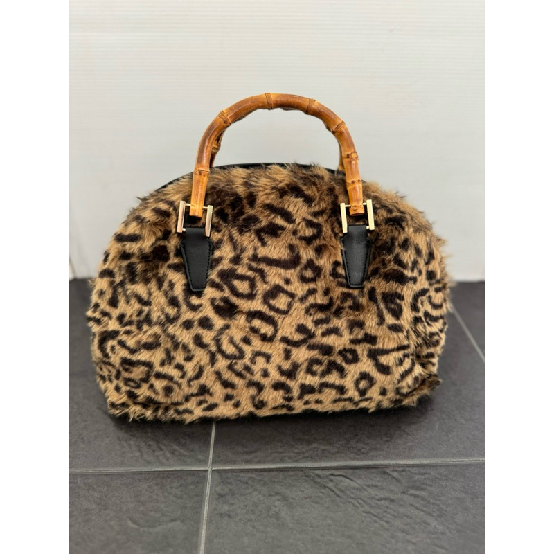 กระเป๋าถือขนนุ่ม หูไม้ ลายเสือดาว แบรนด์ Cecil Mcbee