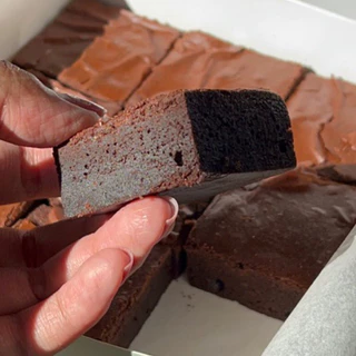 Fudge Brownie เมอร์เกอรี่บราวนี่ฟัดจ์ เนื้อหนึบหนับกำลังดี หวานขมเข้มข้นกลมกล่อม