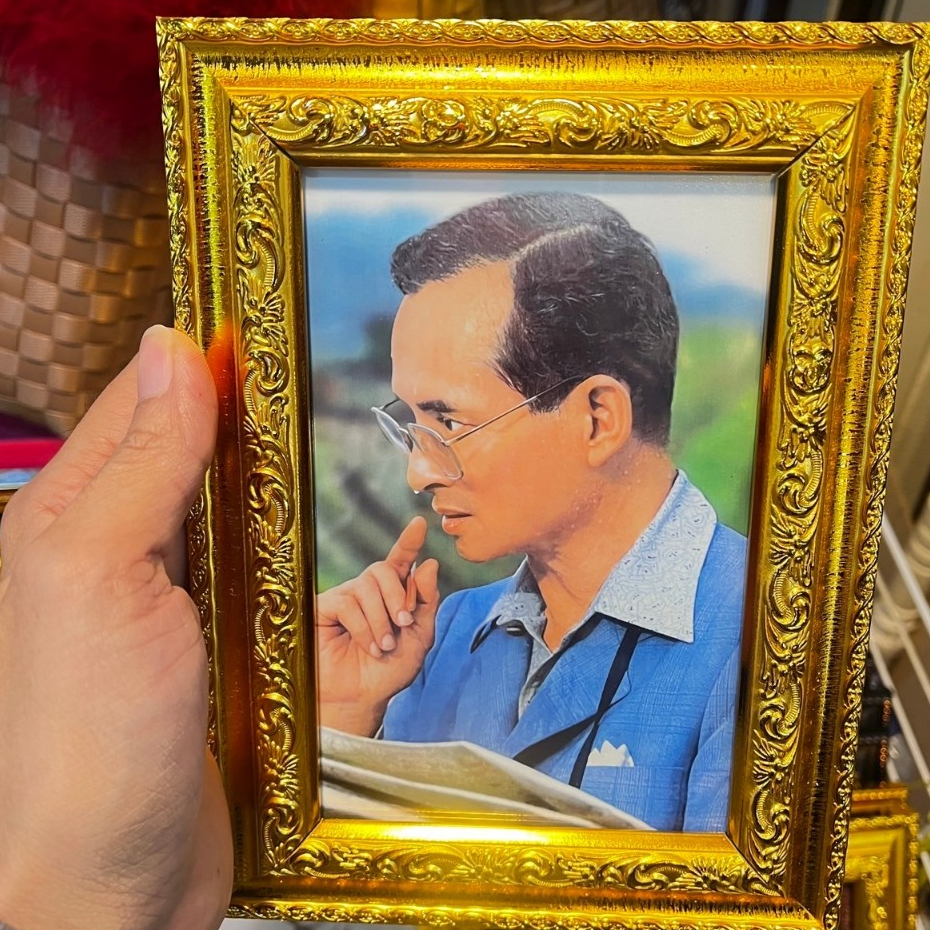 กรอบรูปภาพพระฉายาลักษณ์ รัชกาลที่ 9 ร.9 ขนาด 5x7 นิ้ว ตั้งโต๊ะหรือห้อยแขวน ของขวัญ เสริมฮวงจุ้ย เสริมความเป็นศิริมงคล