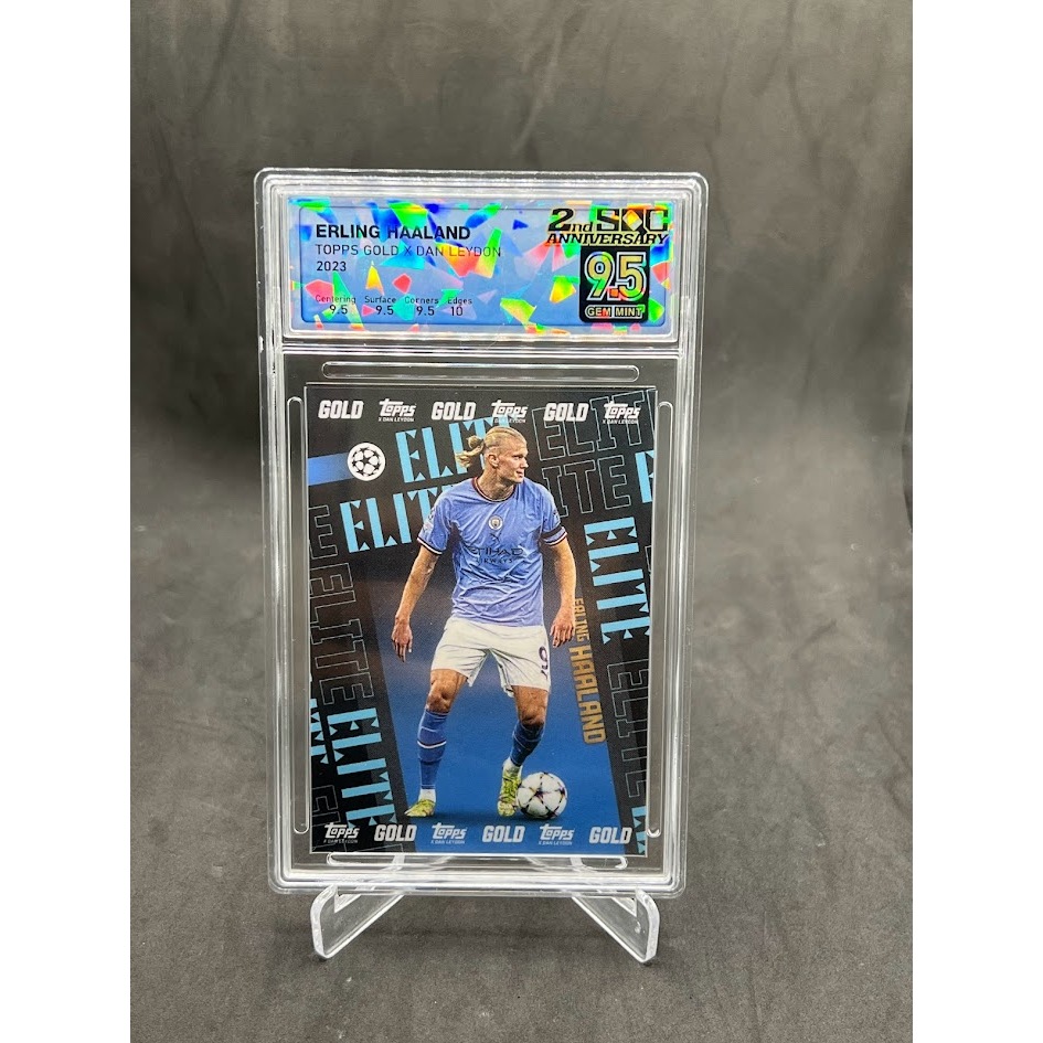 การ์ดนักฟุตบอล ERLING HAALAND /Topps Gold X Dan Leydon 2023 SQC.9.5 Football Card+ FREE GIFT